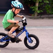 Dicas para ensinar seu filho a andar de bicicleta
