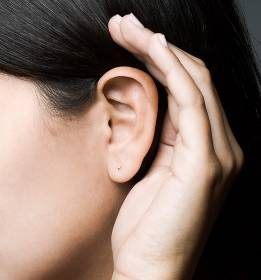Pais devem ficar atentos aos sinais de perda auditiva na infância