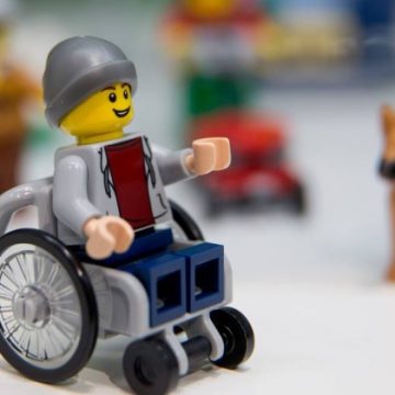 Lego lança boneco em cadeira de roda