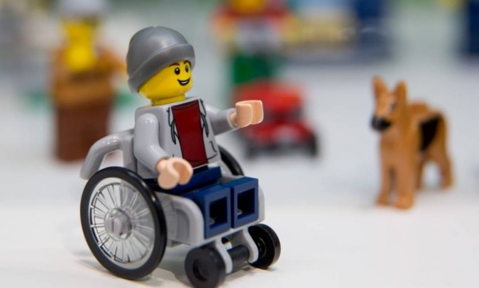 Lego lança boneco em cadeira de roda